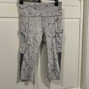 Athleta Colorblock leaf print leggings size small gray capri